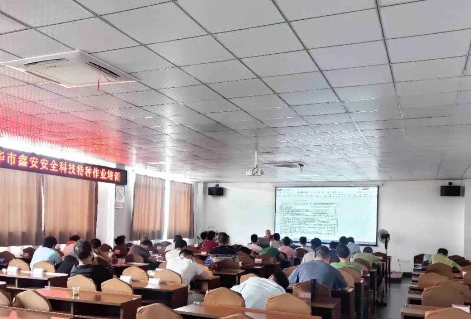 老師現(xiàn)場(chǎng)教學(xué)